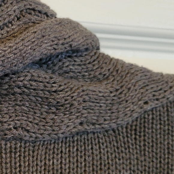 Leo & Nicole Thick Gray Sweater Cardi w/Flattering Knit & Crochet Detailing - Picture 6 of 13